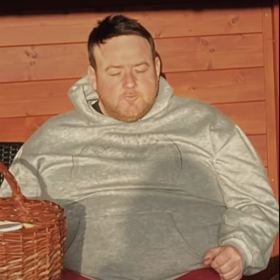 Herec dnes vystupuje také pod přezdívkou Ex-fatman a svým příběhem motivuje ostatní.