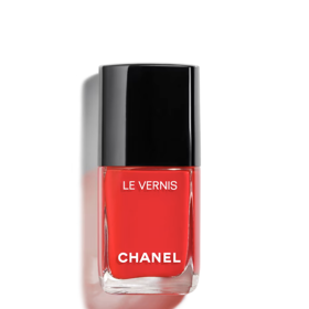 Svěřte lak svému klukovi. Miu Miu hlásí trend messy nails Svěřte lak svému klukovi. Miu Miu hlásí trend messy nails
