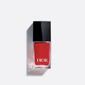 Svěřte lak svému klukovi. Miu Miu hlásí trend messy nails Svěřte lak svému klukovi. Miu Miu hlásí trend messy nails