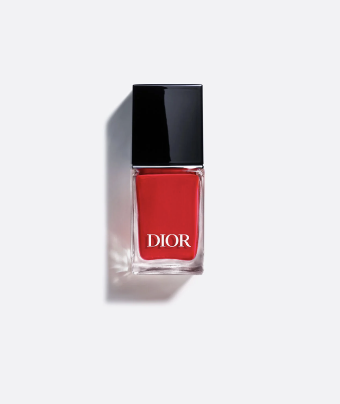 Svěřte lak svému klukovi. Miu Miu hlásí trend messy nails