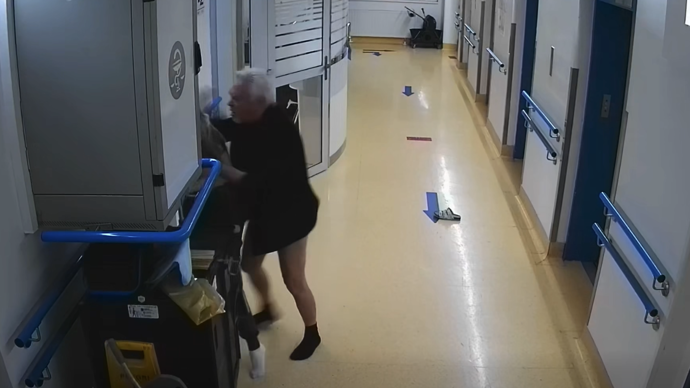 Opilec začal sestřičku škrtit.