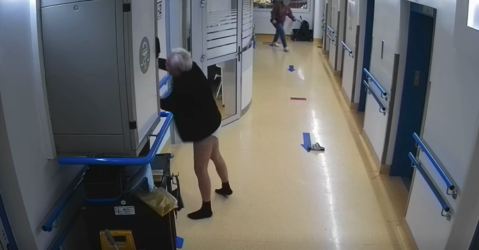 Opilec byl nahý a všechny obtěžoval.