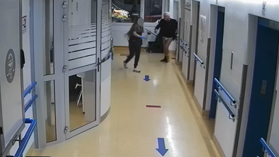 FOTO: Sestřička se snažila utéct.
