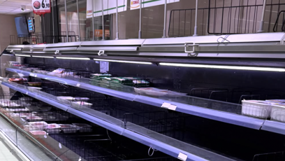 FOTO: Supermarkety v Itálii zejí prázdnotou.