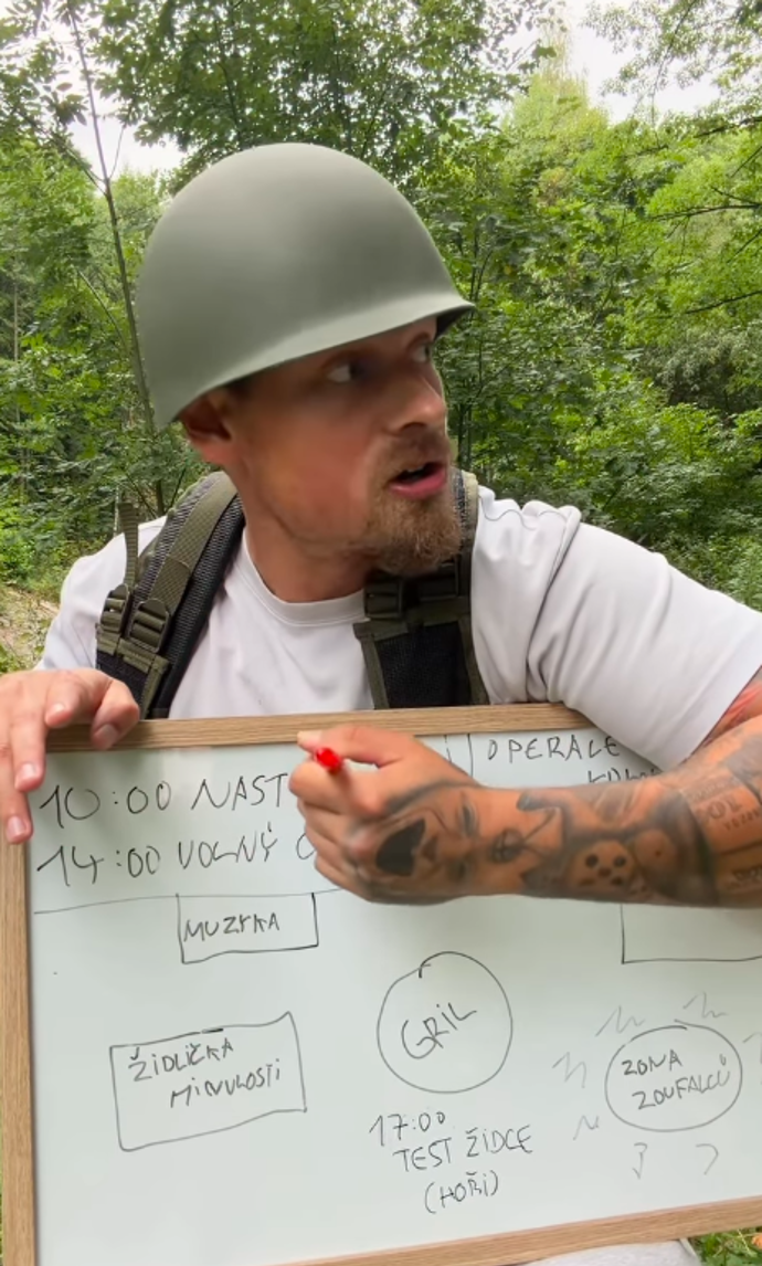 Ondřej Mlčák se věnuje tvorbě vtipných videí. 