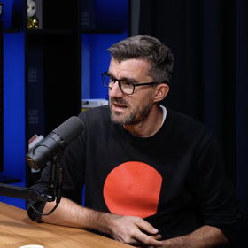 Během rozhovoru si rýpl do podcastera Čestmíra Strakatého.