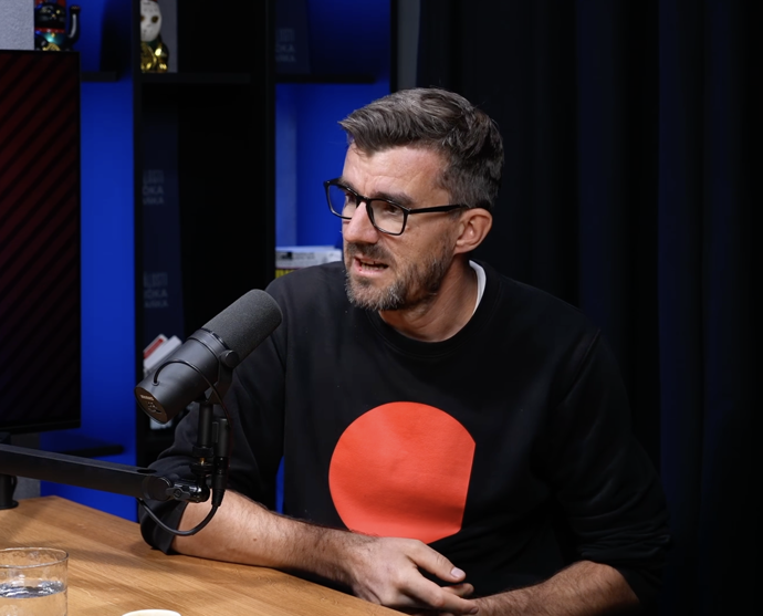 Během rozhovoru si rýpl do podcastera Čestmíra Strakatého.