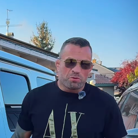 Karlos si hodlá pořídít nový brutálnější vůz.