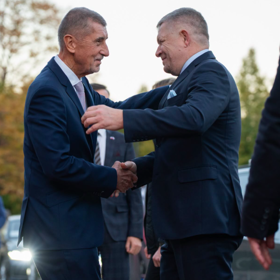 Andrej Babiš přivítal Roberta Fica v Praze.