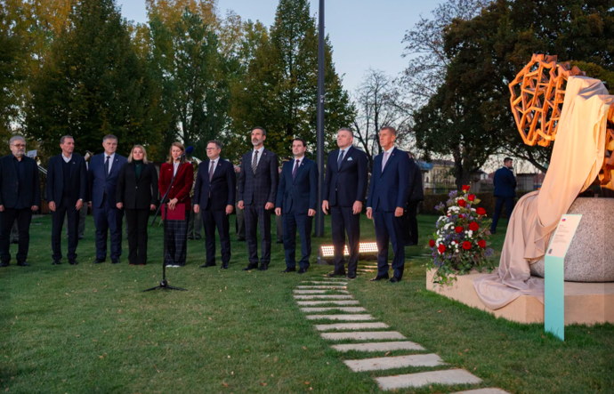 Slavnostního odhalení sochy se zúčastnili také ministři zahraničí Česka a Slovenska.