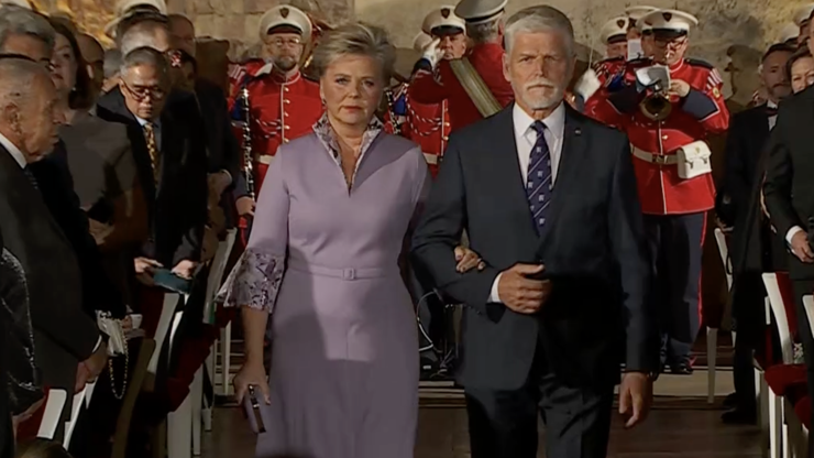 První dáma Eva Pavlová po boku prezidenta Petra Pavla.