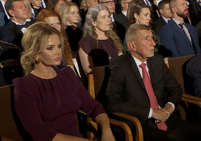 Monika Babišová po boku premiéra Andreje Babiše.