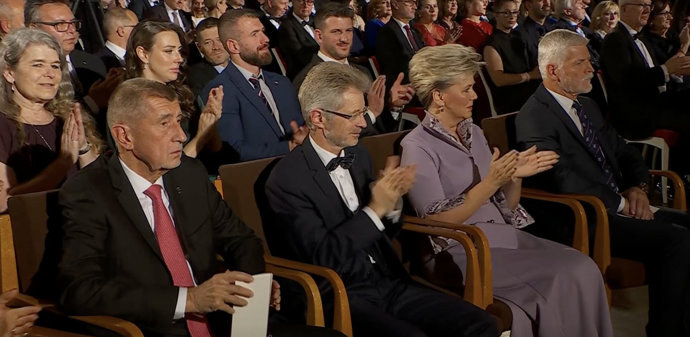 Premiér Andrej Babiš po silném projevu prezidenta netleskal.