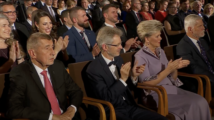 Premiér Andrej Babiš po silném projevu prezidenta netleskal.