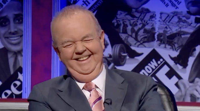 Ian Hislop následně přidal narážku na stav britských financí.