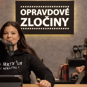 Autorky v podcastu propagovaly mikinu s nápisem „Na mrtvých se nerajtuje“.