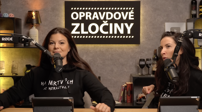 Autorky v podcastu propagovaly mikinu s nápisem „Na mrtvých se nerajtuje“.