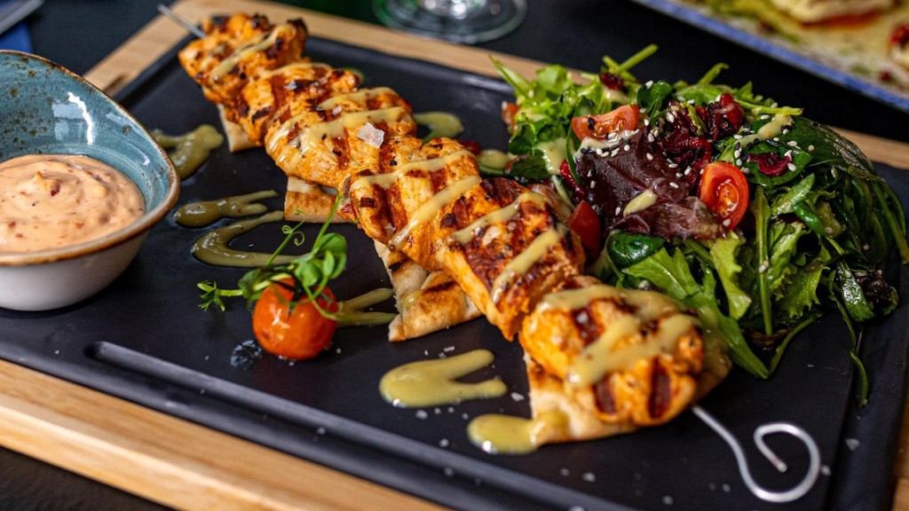 Vůně Řecka u vás doma: Kuřecí souvlaki podle Marianthi Malisiové