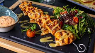 Vůně Řecka u vás doma: Kuřecí souvlaki podle Marianthi Malisiové Vůně Řecka u vás doma: Kuřecí souvlaki podle Marianthi Malisiové