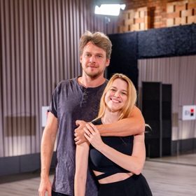 Krásná Rakušanka po boku Vojty Dyka má doma českého manžela. Jedna věc jí ale ve StarDance nedá spát