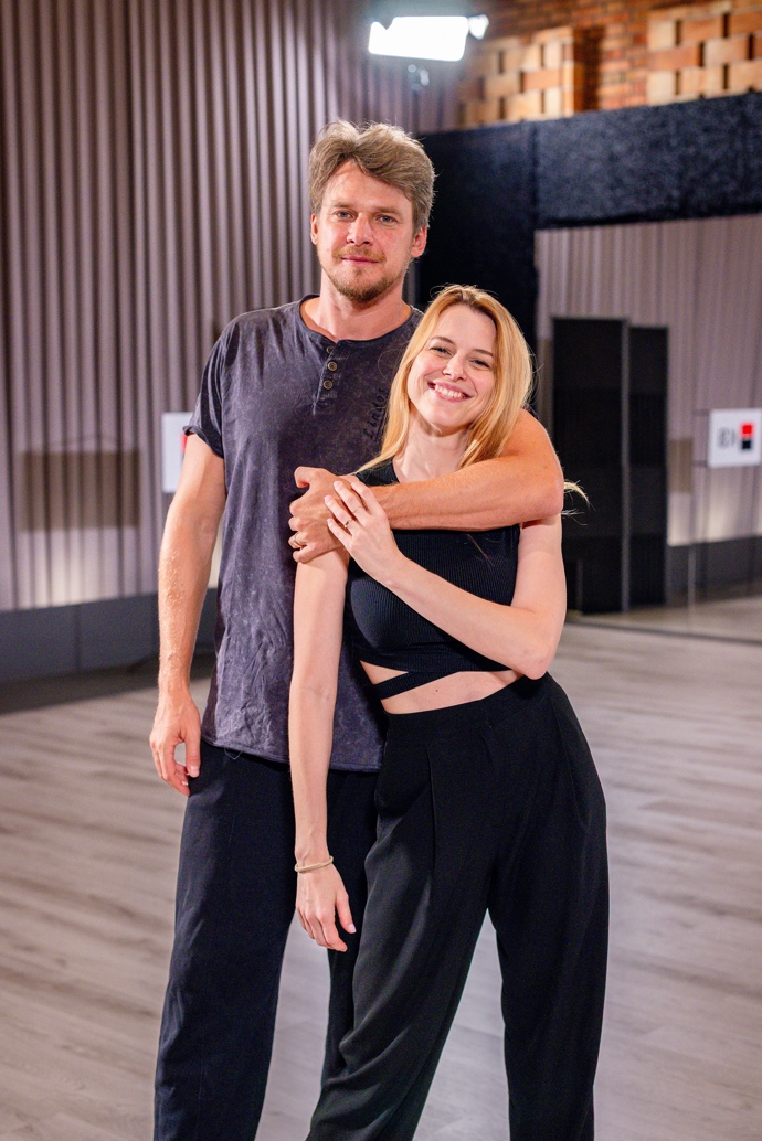 Krásná Rakušanka po boku Vojty Dyka má doma českého manžela. Jedna věc jí ale ve StarDance nedá spát