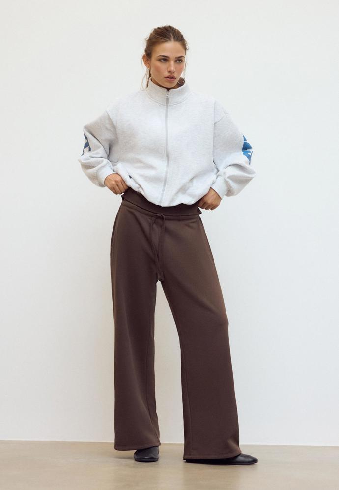 Mikina cropped se stojáčkem Stradivarius, 849 Kč Mikina cropped se stojáčkem Stradivarius, 849 Kč