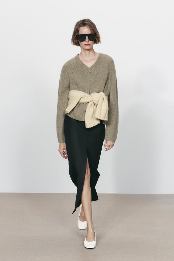 Ani svetr letos nemusíte nosit jen na klasický způsob. Outfit z fotky koupíte u značky Zara