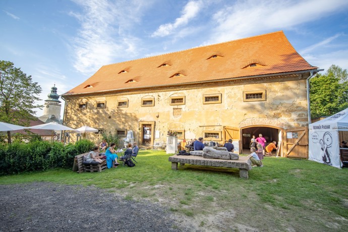 Místo luxusního hotelu je v Lemberku sýpka plná umění. Kamarádi Lucie a Tomáš z chátrající barokní památky vybudovali kulturní centrum Místo luxusního hotelu je v Lemberku sýpka plná umění. Kamarádi Lucie a Tomáš z chátrající barokní památky vybudovali kulturní centrum