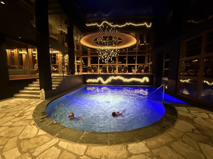 Vnitřní vyhřívaný bazén hotelu je otevřený až do 22:00 i pro děti