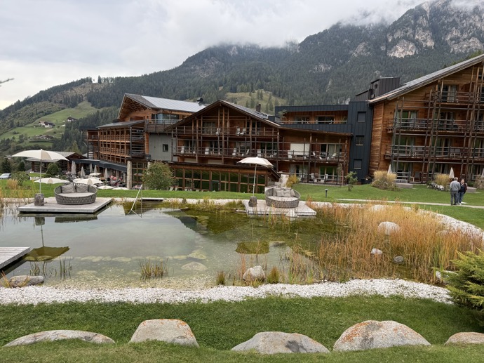 Horský hotel Cyprianerhof Dolomit Resort  leží přímo na úpatí monumentálního masivu Rosengarten