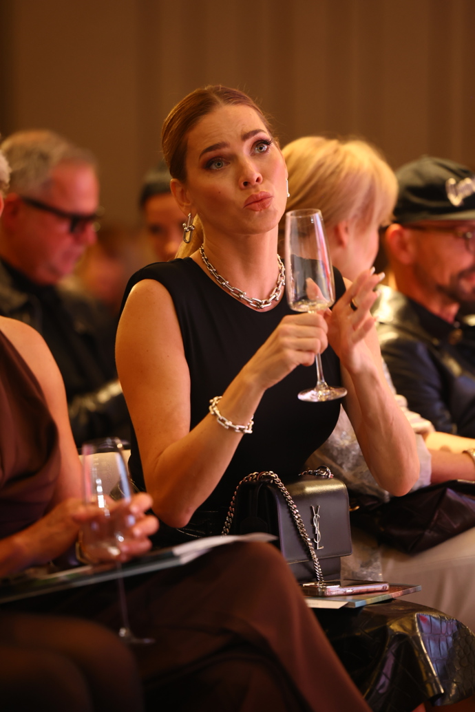 Andrea Verešová si dopřála šumivý mok. 