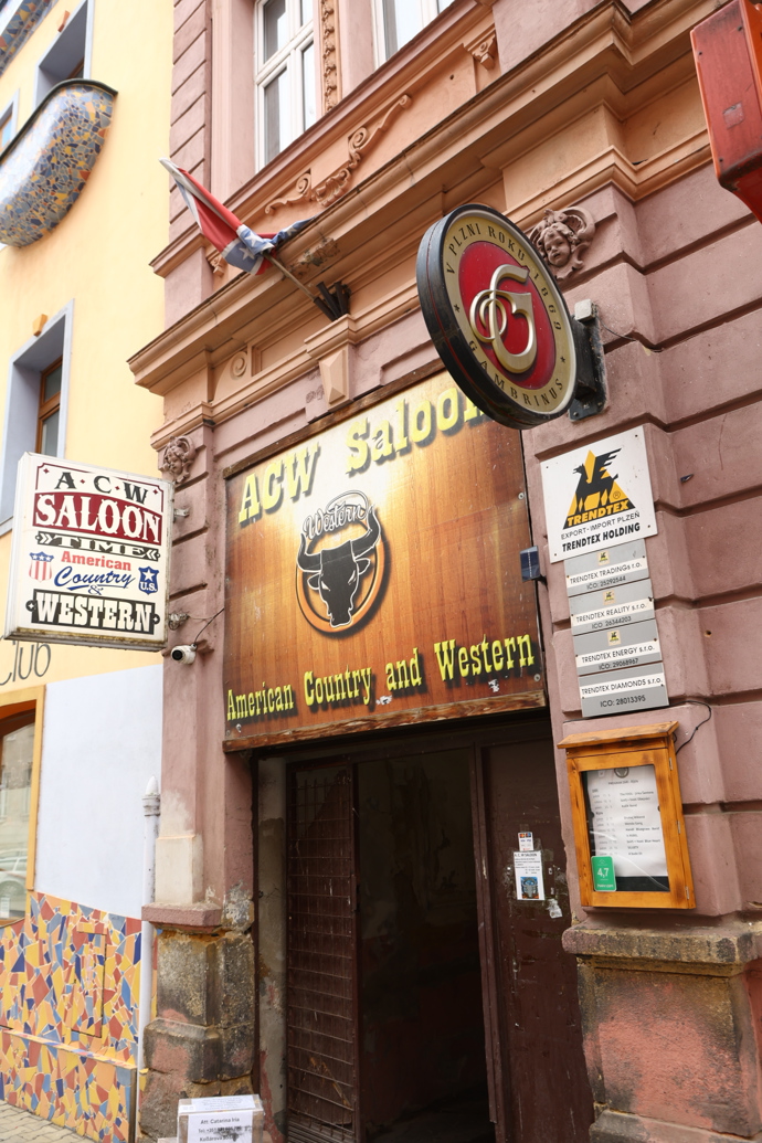 Vstup do restaurace ACW Saloon. 