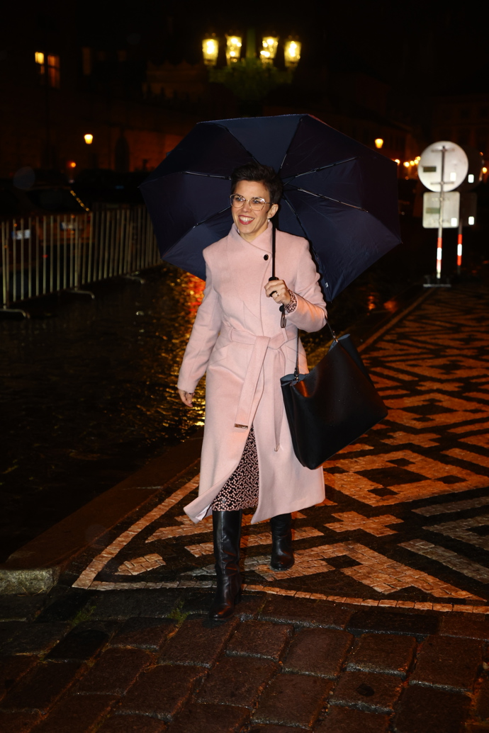 Olga Richterová oblékla pastelově růžový kabátek a vysoké černé kozačky. 