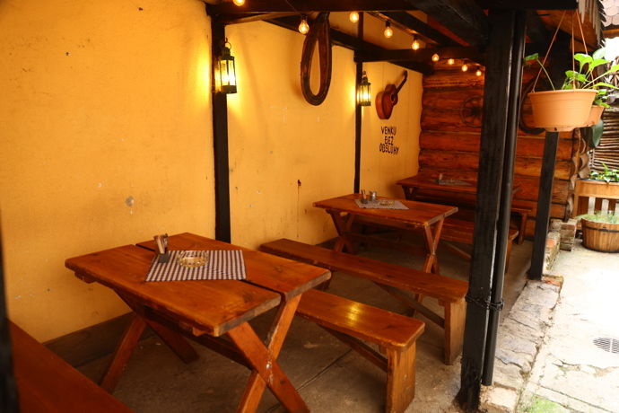 V restauraci se dá sedět i venku. 