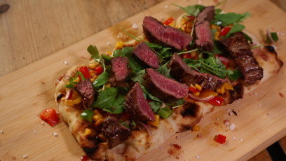 FOTO: Hovězí steak na opečeném pita chlebu se zeleninou.