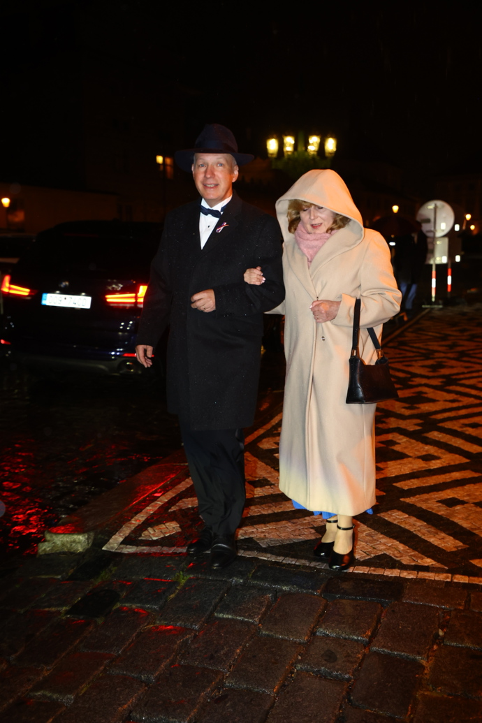 Senátor Pavel Fischer v doprovodu své paní.