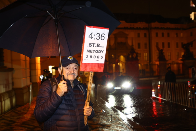 Na Hradě nechyběl ani demonstrant.