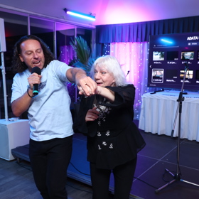 Zpěvačka Marie Pojkarová to na večírku pořádně rozjela a společně s Richardem Sacherem předvedla divokou show.