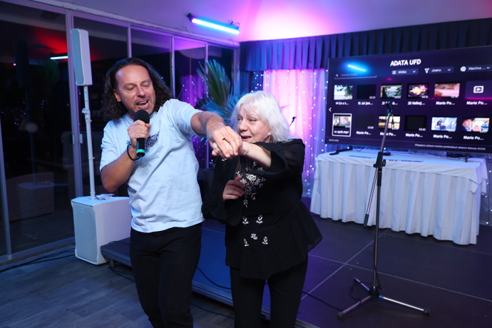 Zpěvačka Marie Pojkarová to na večírku pořádně rozjela a společně s Richardem Sacherem předvedla divokou show.