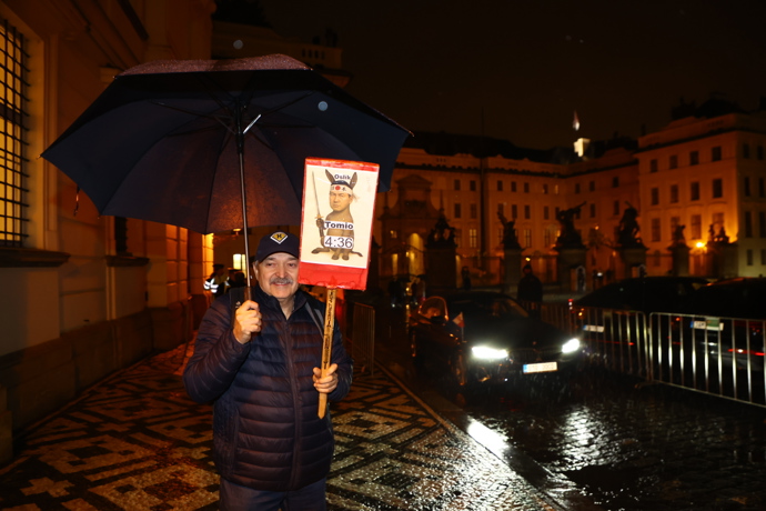 Na Hradě nechyběl ani demonstrant.