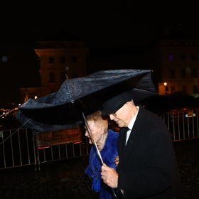 Vladimír Špidla zápasil s deštníkem.