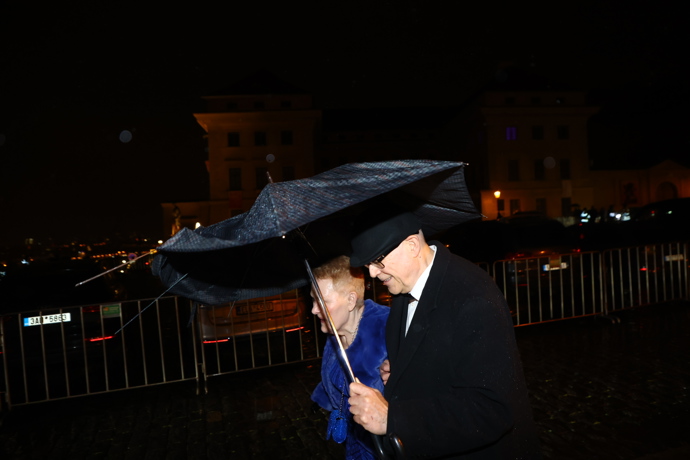 Vladimír Špidla zápasil s deštníkem.