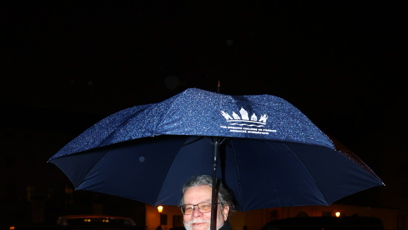 FOTO: Alexandr Vondra přichází na předávání státních vyznamenání.
