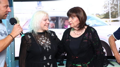 FOTO: Marie Pojkarová (vlevo) spojila oslavu narozenin s velkolepou premiérou a hostům představila svůj nový videoklip. Na snímku se sestrou Helen Silvan.