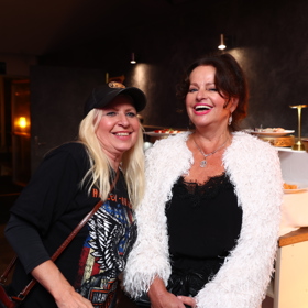 O smích a dobrou náladu nebylo nouze, Věra Patt i Adriana Sobotová prokládaly svůj rozhovor samým úsměvem.