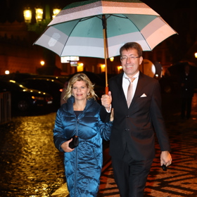 Jiří Hynek a Martina Hynková přichází na předávání státních vyznamenání.