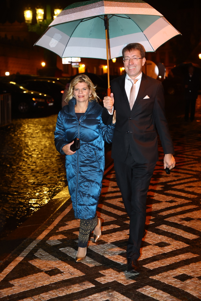Jiří Hynek a Martina Hynková přichází na předávání státních vyznamenání.