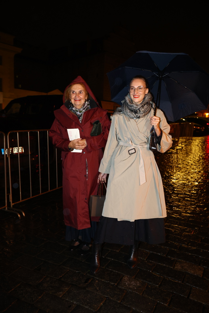 Eva Holubová oblékla bordó podzimní kabát a vyvedla dceru Karolínu. 