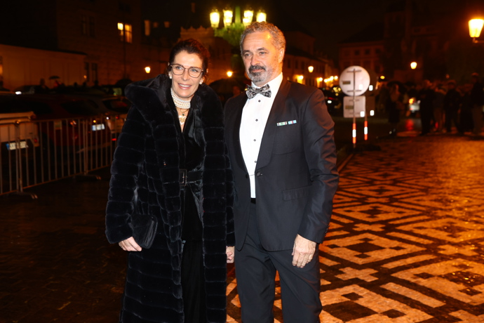 Paní Daniela také zazářila díky masivnímu perlovému náhrdelníku. 