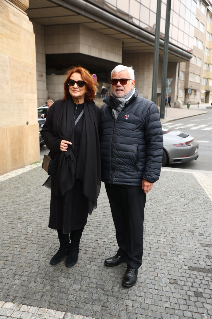 Zlata Adamovská a Petr Štěpánek přišli dát poslední sbohem Jiřímu Štěpničkovi.